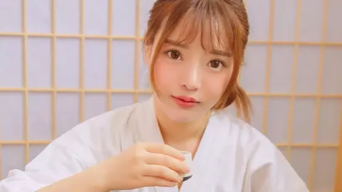 机器人突然拥抱女生