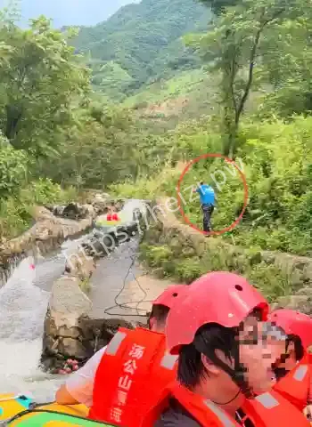 大叔救落水游客